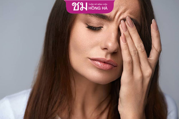 Ngủ không đủ giấc nhiều ngày khiến mắt bị mệt mỏi