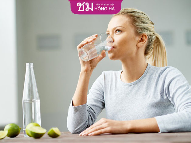 Cung cấp cho cơ thể đủ lượng nước, mắt sẽ không còn khô mà giật nhiều