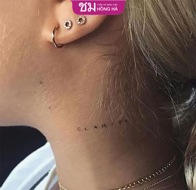 Chữ mini xăm trên cổ không quá gây chú ý lại thỏa mãn được ý thích bản thân