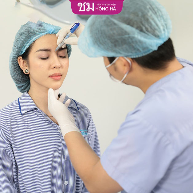 Trước khi tiến hành phẫu thuật, bác sĩ sẽ đo vẽ để xác định chính xác vị trí cần tác động