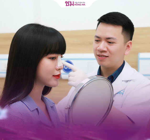 Trước khi ra về, bác sĩ sẽ theo dõi lại tình trạng và hướng dẫn chăm sóc hậu phẫu