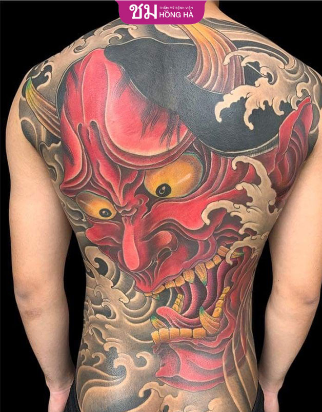 Mặt quỷ xăm trên lưng được quan niệm sẽ xua đuổi những điều tiêu cực