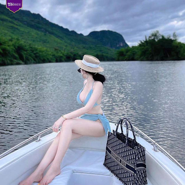 Đôi chân dài miên man, thon gọn của khách hàng sau liệu trình hút mỡ vùng đùi tại Hồng Hà
