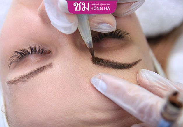 Phun xăm chân mày là biện pháp được nhiều người sử dụng để cải thiện tình trạng lệch chân mày