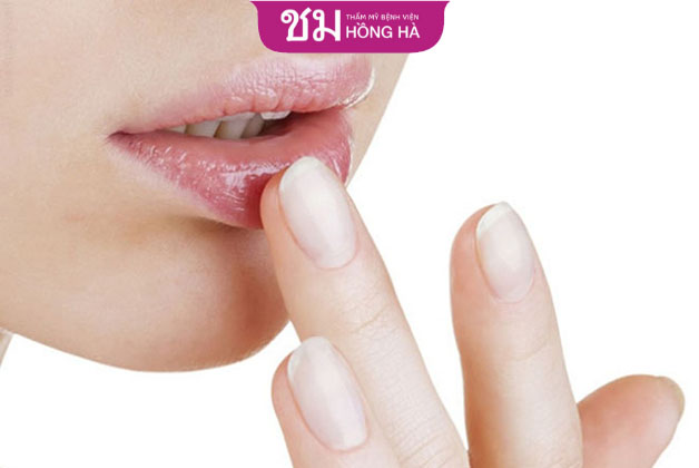Dưỡng ẩm môi để giúp cải thiện tình trạng thâm môi