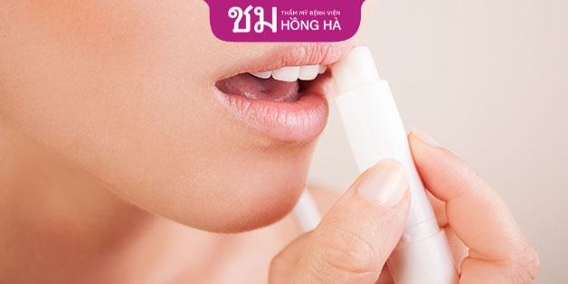 Thoa son trị thâm môi giúp môi mềm mại hồng hào tự nhiên