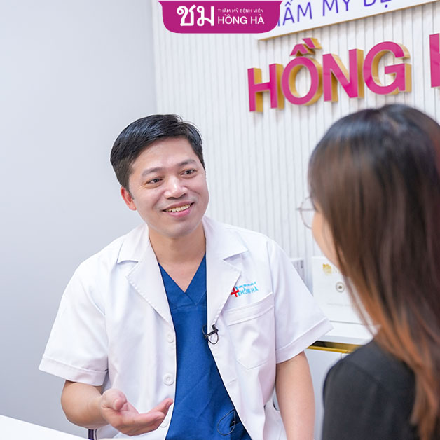 Bác sĩ PTTM Nguyễn Mạnh Cường đang tư vấn dịch vụ nâng ngực cho khách hàng