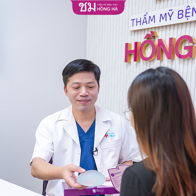 Bác sĩ tư vấn về túi độn nâng ngực cho khách hàng