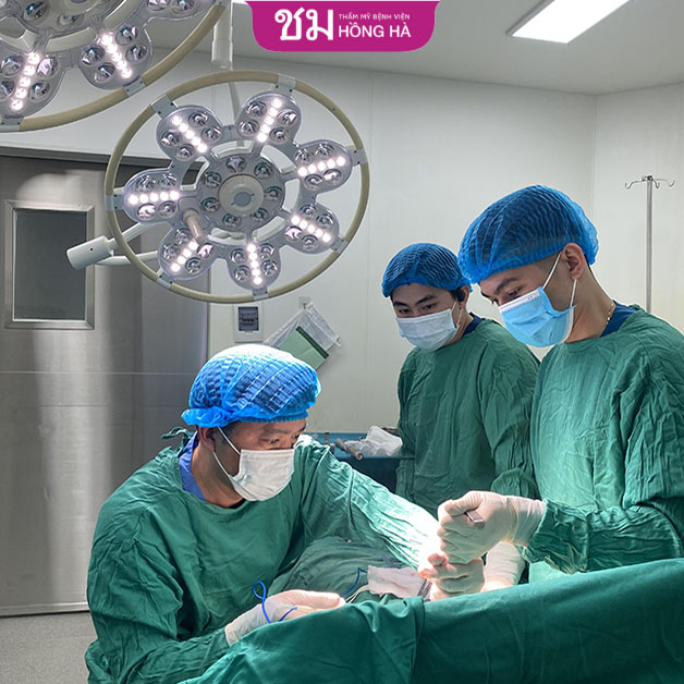Hình ảnh bác sĩ Nguyễn Mạnh Cường trong ca phẫu thuật