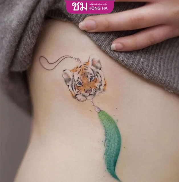 Với những người làm công việc yêu cầu khắt khe thì có thể xăm hình chú hổ mini ở thắt eo để dễ dàng che đi
