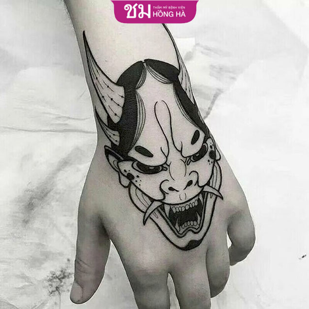 Xăm mặt quỷ trên tay như một cách nhắc nhở bản thân hướng đến những điều thiện lương