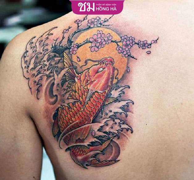 Tattoo sóng và cá chép thể hiện mong muốn vượt qua rào cản, thách thức trong cuộc sống