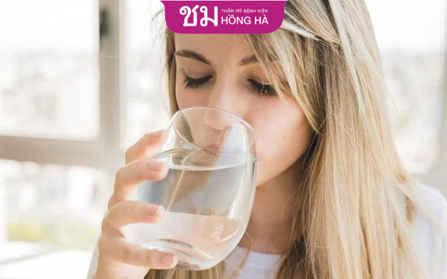 Bổ sung cho cơ thể 2 lít nước mỗi ngày sẽ nuôi dưỡng lông mày tốt hơn