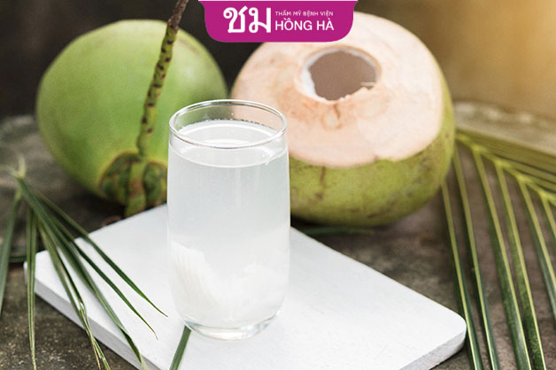 Nước dừa cung cấp độ ẩm giúp da căng bóng, mịn màng hơn