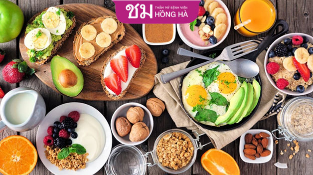 Bổ sung các thực phẩm giàu vitamin C, A, B6 sẽ giúp môi phục hồi nhanh chóng