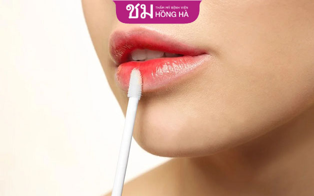 Vệ sinh môi hằng ngày bằng nước muối sinh lý, dưỡng ẩm đầy đủ sẽ mang đến bờ môi căng bóng, mềm mượt