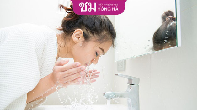 Vệ sinh mặt hàng ngày, loại bỏ hết bụi bẩn và vi khuẩn để làn da không hình thành mụn